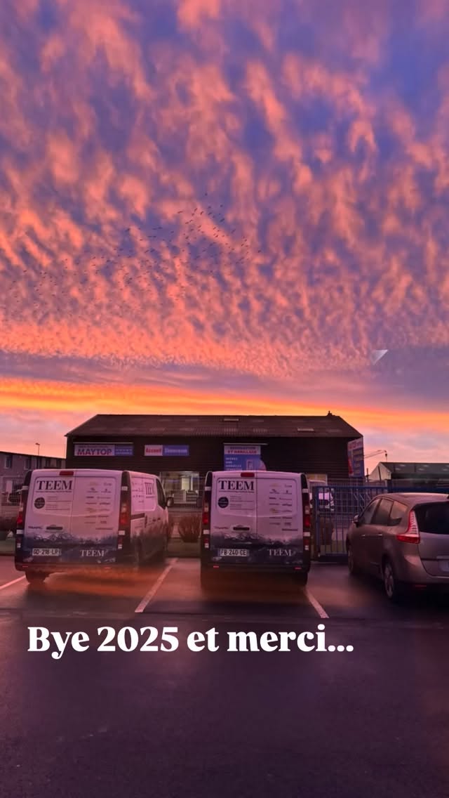 BYE 2025 | WELCOME 2026
On espère continuer à vous aider à réaliser vos rêves,
continuer à faire ce qu’on aime, avec une TEAM qu’on aime,
et faire ce qu’on a toujours fait… en essayant de faire encore mieux ✨