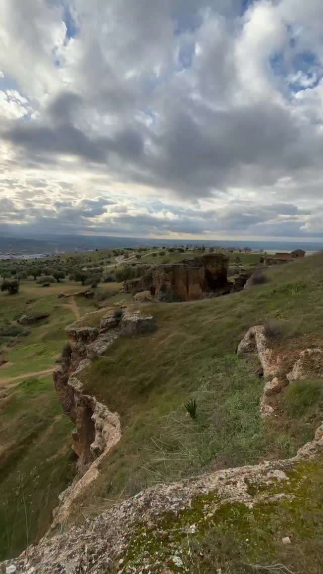 ¿Cómo hacer una panorámica fotográfica de un mirador?
Haz varias fotos de izquierda a derecha (o viceversa) en vertical, manteniendo la misma exposición y enfoque.
Cada imagen debe superponerse aproximadamente un tercio con la anterior.
Después, une todas las fotos en un software de edición y...magia: tendrás una panorámica que amplía el espacio y la narrativa de la escena.
La panorámica no es solo técnica: es una forma de pensar el paisaje en fragmentos y reconstruirlo en una sola imagen.
#tipsdefotografia #clasesdefotografia #fotoscreativas #tutorialfotografia #fotografia
