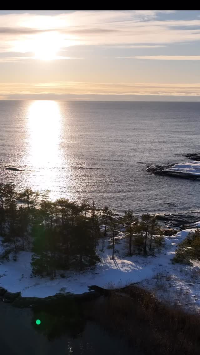 Kiitos vuosi 2025.
Vuosi merellä on tullut päätökseensä, ja on aika kiittää jokaista, joka oli mukana tekemässä tästä vuodesta ikimuistoisen SeaSportin kanssa.
Vuoden aikana koimme lukemattomia lähtöjä saaristoon – aurinkoisia kesäpäiviä, tuulisia seikkailuja, hiljaisia iltoja auringon laskiessa ja kirpeitä pakkasaamuja loppuvuodesta. Kuljetimme ihmisiä, tarinoita ja elämyksiä saarelta toiselle, usein sinne missä tie päättyy ja meri alkaa.
Geokätköilyä, saariretkiä, kuljetuksia, nopeita lähtöjä ja rauhallisia hetkiä luonnon keskellä – jokainen keikka oli erilainen, mutta yksi asia pysyi samana: rakkaus mereen ja saaristoon.
Kiitos asiakkaille, yhteistyökumppaneille ja kaikille seuraajille luottamuksesta ja mukana elämisestä.
SeaSport jatkaa vesillä niin kauan kuin olosuhteet sallivat – ja katsoo kohti uutta vuotta päivä kerrallaan.
Nähdään merellä myös vuonna 2026.
— SeaSport
Stort tack för 2025. Tack för alla upplevelser till havs – vi ses på vattnet igen 2026.
Thank you for an unforgettable 2025 at sea. See you on the water again in 2026.
#seasport #visitpellinge #visitporvoo #boattaxi #seataxi #fasterworkboats #fasteraluminiumboats #saarikätköily #geocaching #pellinge #pellinki #porvoonsaaristo #borgåskärgård