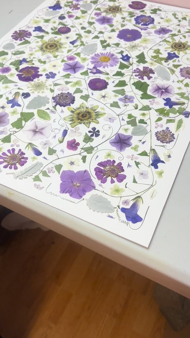 Evelyn’s garden florals 💜
#pressedflowerart #flowerpressing