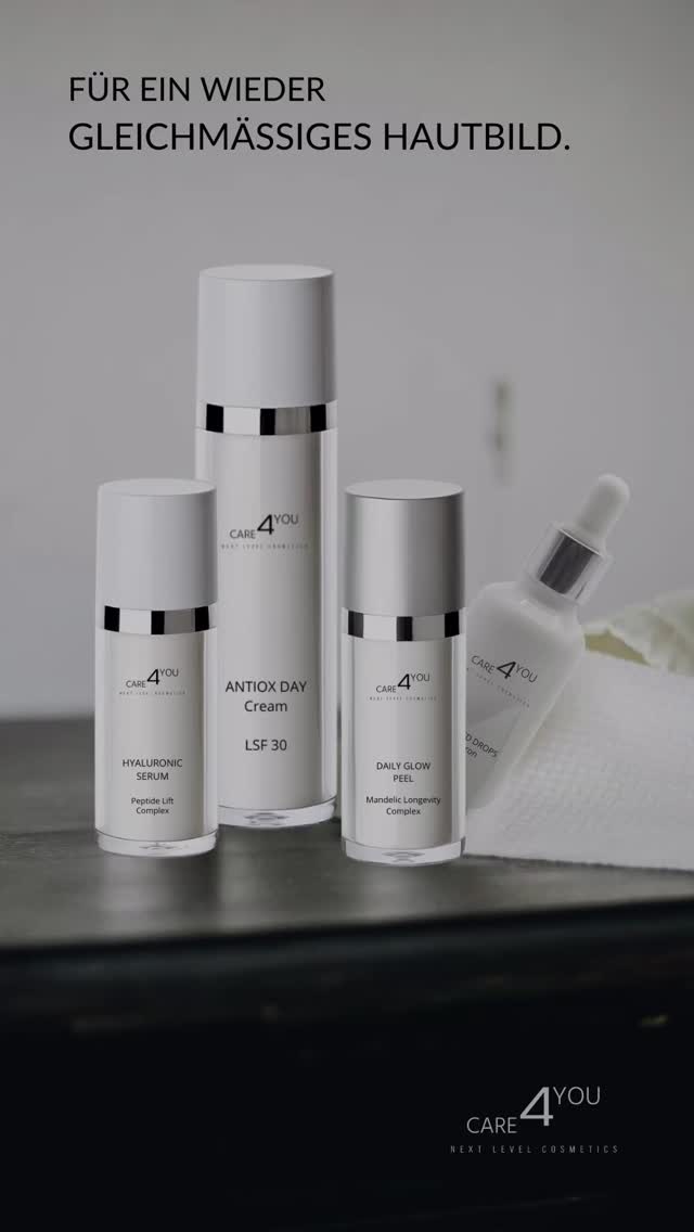 Kälte, Heizungsluft und wechselnde Belastungen können die natürliche Hauterneuerung spürbar verlangsamen.
Die Haut wirkt dann oft müde, unruhig oder verliert an Frische - selbst bei regelmäßiger Pflege.
In solchen Phasen braucht die Haut keine Überforderung, sondern gezielte Unterstützung.
1️⃣ Eine sanfte Exfoliation, wie mit dem Daily Glow Peel kann helfen, die Hautoberfläche zu glätten und die Haut wieder aufnahmefähiger zu machen - ohne sie unnötig zu reizen.
2️⃣ Darauf aufbauend unterstützt das Hyaluronic Serum die Haut mit intensiver Feuchtigkeit und strukturunterstützenden Wirkstoffen. Es hilft der Haut, sich nach exfolierenden Schritten stabil und ausgeglichen anzufühlen.
Wer sich zusatzlich eine frische, natürliche Tönung wünscht, kann 3️⃣ die Sun Kissed Drops individuell dosiert direkt mit dem Hyaluronic Serum mischen - für einen ebenmäßigen Glow, ganz ohne Make-up-Effekt.
4️⃣ Am Morgen bildet die Antiox Day Cream LSF 30 die Basis: Sie schützt die Haut vor lichtbedingter Hautalterung und oxidativem Stress. Ein stabiler UV-Schutz ist entscheidend, damit Erneuerungsprozesse langfristig funktionieren.
Erneuerung bedeutet für mich nicht Reizung oder schnelle Effekte, sondern Balance, Schutz und Kontinuität. Pflege, die die Haut begleitet - nicht überfordert.
#neuesjahr #hauterneuerung #beautytips #skincareroutine #gesundehaut