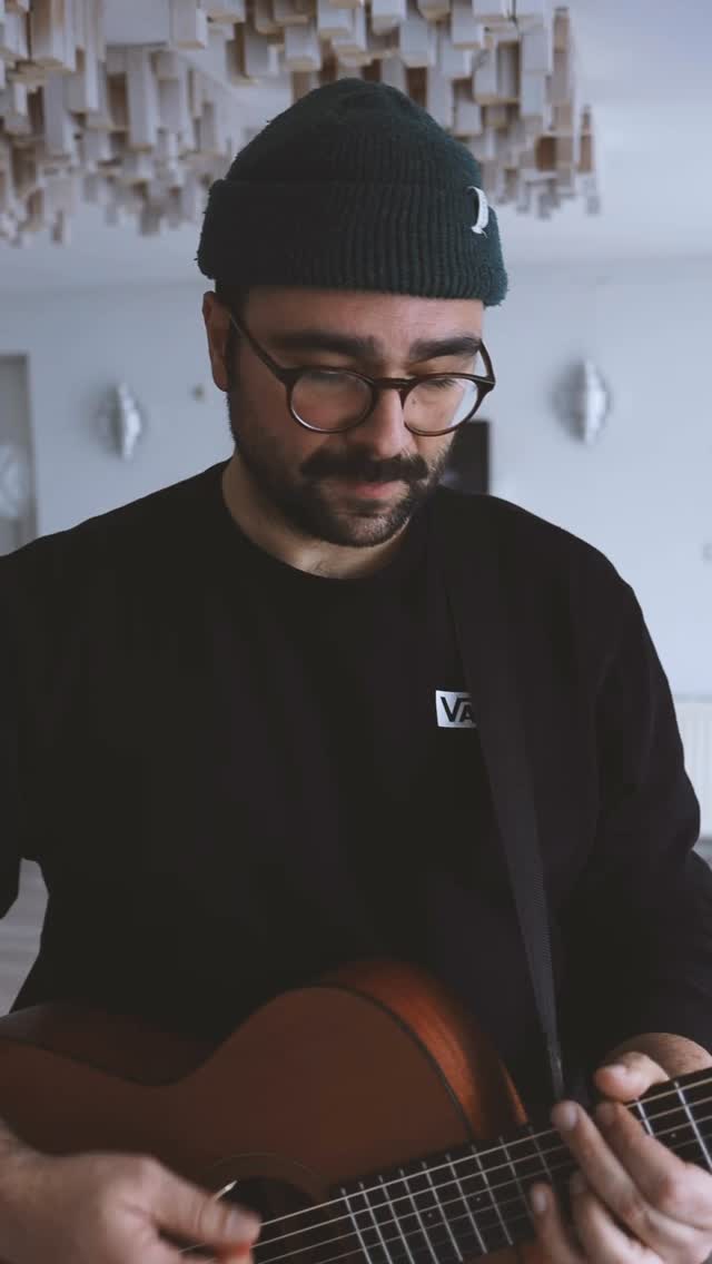 Ich hatte den Song #endofbeginning von #joekeery @djotime seit Wochen als Ohrwurm. Nach dem grandiosen Staffelende von #strangerthings heute musste ich ihn einfach mal spielen.
Irgendwie passte alles perfekt zusammen. Der Song fühlt sich an wie ein Innehalten zwischen Abschied und Neuanfang, genau wie das Ende der Serie und auch der Moment zum Jahreswechsel.
Musik begleitet mich oft genau dann, wenn Dinge zu Ende gehen und Neues beginnt. Vielleicht ist es genau das, was diesen Song für mich gerade so besonders macht.
Ich wünsche euch einen guten Start ins neue Jahr, mit frischer Energie, neuen Ideen und ganz viel Musik im Herzen
#hochzeit #sänger