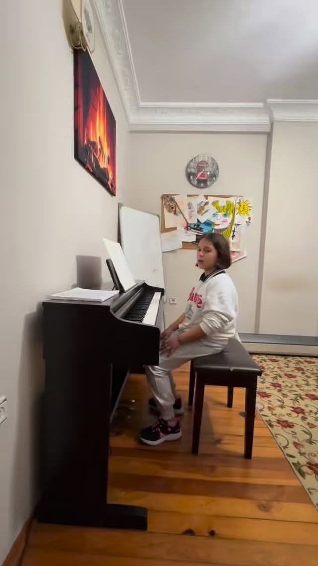 2025’den geriye kalan bol kahkahalı güzel anılar🌸😊. Real Akademi Ailesi olarak yeni yılda sağlık, mutluluk ve bol başarı diliyoruz🎄🥳🎊🎈❤️ . 2026’da da kahkaha dolu bolca anılarımız olsun🙏🏻🤍…