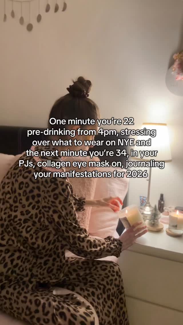 One minute youâre 22 stressing over what to wear, ringing your girlfriends asking what theyâre wearing, pre drinking from 4pm on NYE..
Crowded clubs, overpriced drinks, queuing for hours for a taxi in the freezing cold..
The next minute youâre 34, in your pjs, lighting candles, face mask on, journaling in bed on your 2026 intentions.
And tbh, I wouldnât have it any other way đ„°
Peace & solitude over pressure and performance đđ»đâš
.
.
.
#nye #30something #solitude