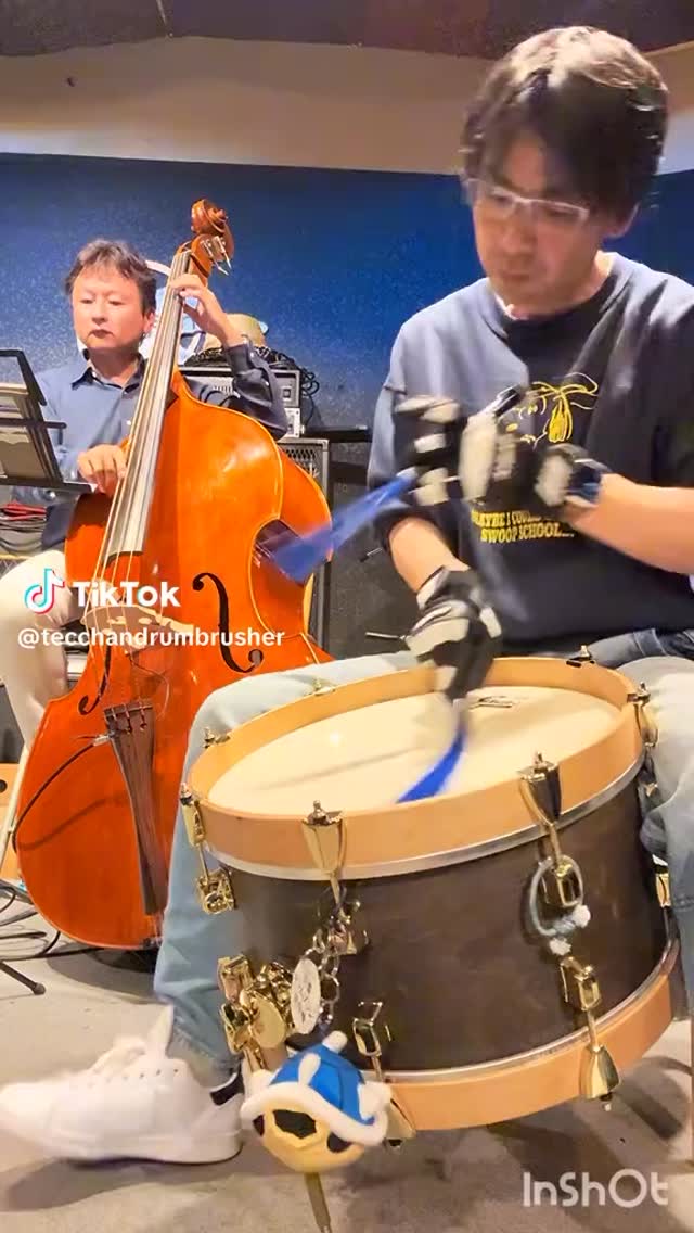 京都ドラムブラシ研究所のてっちゃんと知らない間にコラボしてました笑😆いや〜テロップオモロ。こんなふうに考えてはるの笑。腕組みて笑😆
https://vt.tiktok.com/ZS56YGDeb/
https://x.com/mt00759135933/status/2005527025889820902?s=46&t=ZtIWlU2lX8T8jvURvys8BA
https://youtu.be/g9IE78RzZkM?si=YRQhXQTnzRehQBb9
I had collaborated with Tetchan from Kyoto Drum Brush Laboratory without even realizing it😆 Wow, the subtitles are funny. That’s how you think lol. Your arms crossed