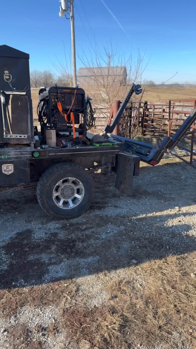 Balebed for the win. Thanks Butler & Bonnett Trailer Sales, saving my back daily…
#loghrycattleco #cattleranch #ranchlife #balebed #balebeds #welding #fencing