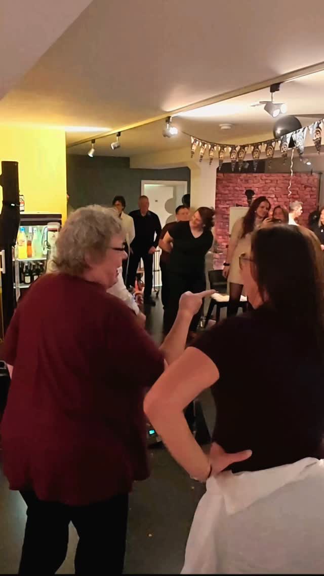 🚂 Shuffling ins neue Jahr 🎆
Einen guten Rutsch allerseits!
#simonsmusik #livemusik #partymusic #goodvibes
