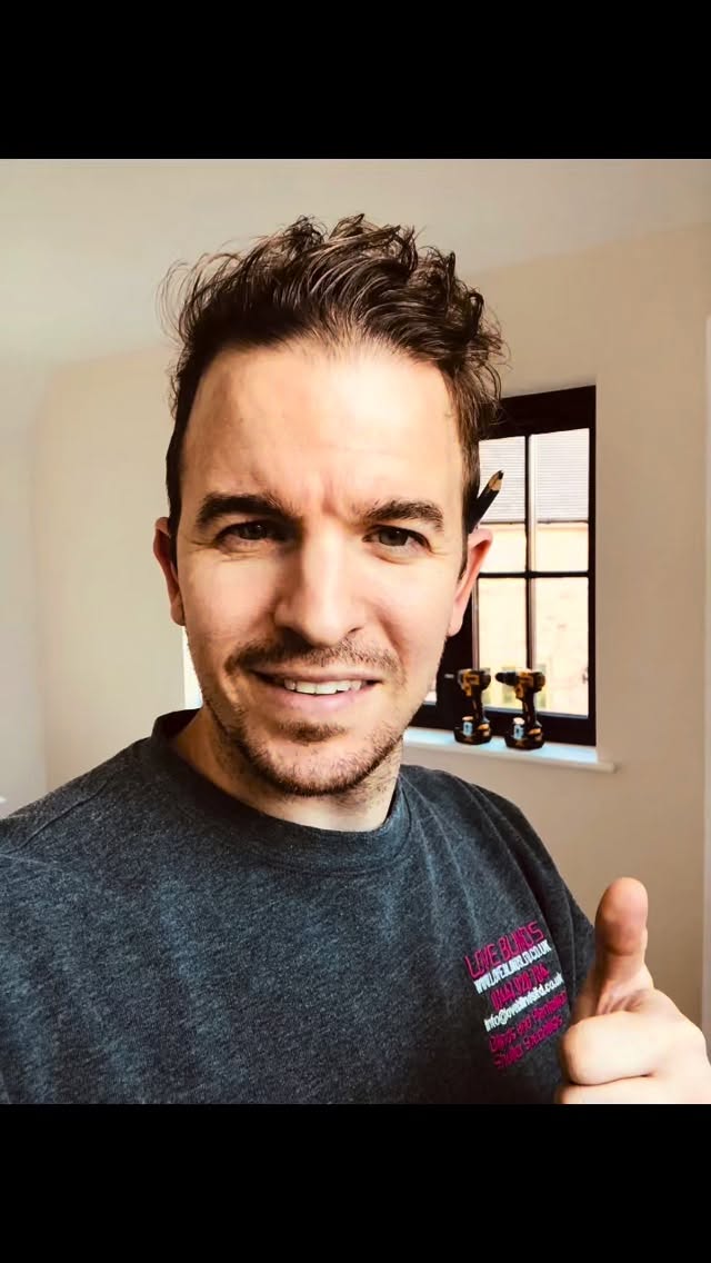 Who doesn’t like a selfie (not me) or a thumbs up photo (not me again!). When you’re proud of the work you do you can’t help it 🤷 #shutters #smallbusiness #smallbusinessuk #blinds #madetomeasure