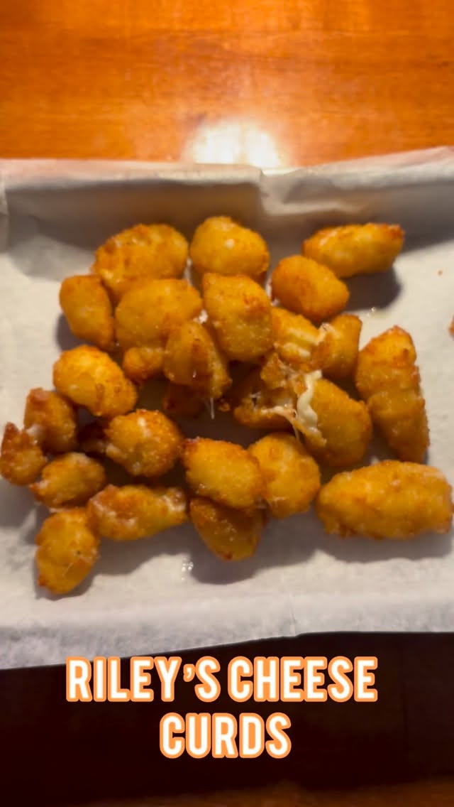 Golden, crispy cheese curds with a melt that speaks for itself 🧀✨ One pull and you’ll get it
#rileysbarandburger #rileysandwich #mkefoodie #mkemycity #mkecheesecurds