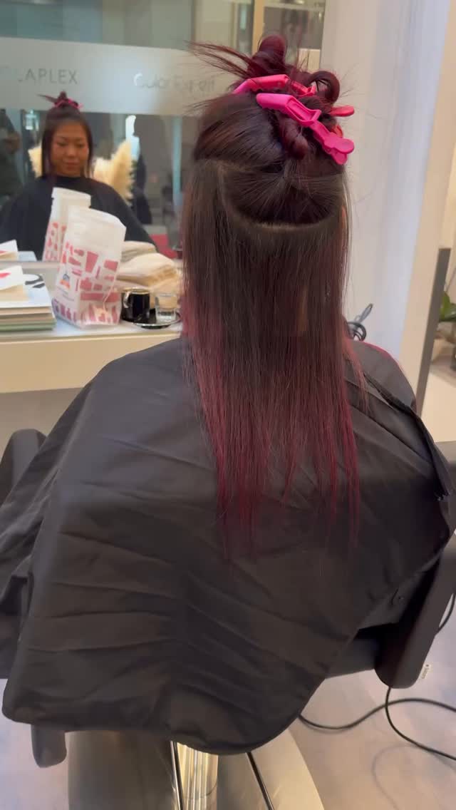TRESSENHAARVERLÄNGERUNG ✨ in einer 45cm Länge von @youyouhair @greatlengths_official in Cherry red 🍒 #newyearnewhair #cherryredhair #youyouhairextensions #greatlengths #hairlikeyou