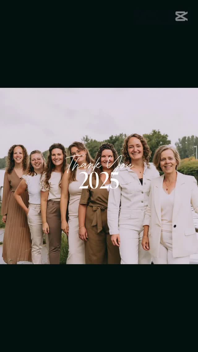 FEITJES 2025! 🔥
De laatste dag van 2025, dus tijd voor wat leuke feitjes op een rij! 🥂🎆
🤍 Er zijn dit jaar maar liefst 285 LEV baby’s geboren
🤍 Er werden 155 jongens en 129 meisjes geboren
🤍 De zwaarste baby woog 4570 gram en de lichtste 1450 gram
🤍 De meeste bevallingen werden begeleid door Joyce
🤍 De meeste vrouwen bevielen bij 41+0 weken
🤍 Van de bevallingen die wij begeleidde beviel 58% thuis!
🤍 Populaire namen bij de jongens waren Liam en Mason. Liam kwam maarliefst 12x voor en 8 jongens kregen de naam Mason
🤍 Populaire namen bij de meisjes waren Emma en Fien. Er zijn 9 Emma's en 7 Fien's geboren
🤍 We begeleidden 90 vrouwen die een miskraam doormaakte
🤍 In gedachten zijn we bij twee sterren kindjes ✨
Ook hadden we dit jaar als praktijk weer veel leuke feitjes! 🙏🏻
Want in 2025:
🌸 Zijn we begonnen met het maken van de 13- en 20 weken echo op onze eigen praktijk
🌸 Namen we afscheid van Ilja en Solange
🌸 Kregen we versterking van onze fijne nieuwe collega's Milan en Zoë
🌸 Ging onze assistente Lydia met pensioen en kwam Maartje als nieuwe assistente bij ons werken
🌸 Raakte Dominique in verwachting van haar 1e kindje
🌸 Werd Joyce ten huwelijk gevraagd
🌸 Beleefden we veel gezellige en fijne momenten met het team!
We zijn dan ook super trots op onze mooie praktijk en kijken uit naar wat 2026 ons gaat brengen! 🥂✨🤎
We wensen jullie een hele fijne jaarwisseling en tot in 2026!🍾
Liefs, TEAM LEV 🤎
#jaaroverzicht #levbaby #liefdevol #vertrouwd #bye2025 hello2026