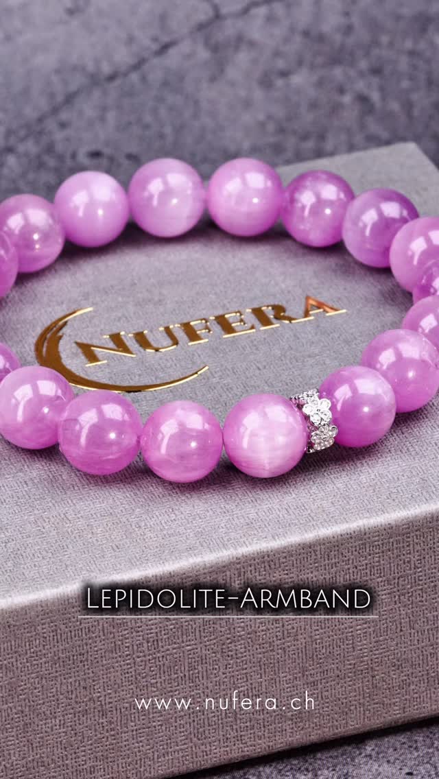 Neu eingetroffen · Lepidolith-Armband
Zarte Violetttöne, feine Strukturen und eine ruhige Präsenz.
A modern classic shaped by time.✨ #Nufera
#Lepidolite
#NaturalStoneJewelry #edelsteinschmuck #madeinswitzerland