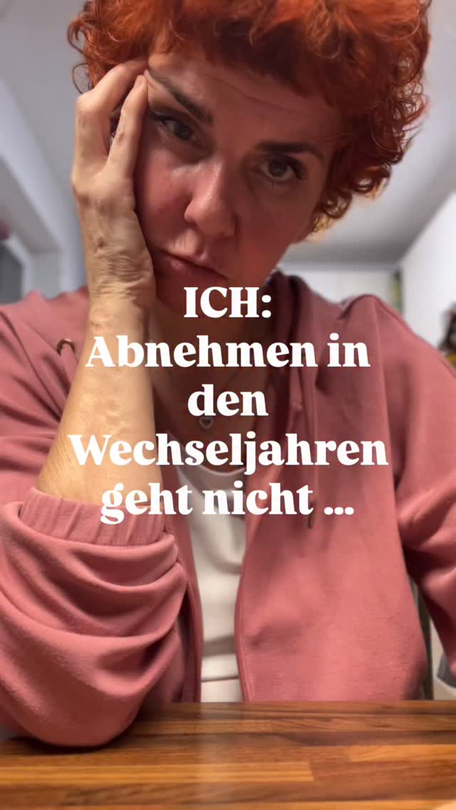 🎄✨ 7 Kilo weniger – mitten in der Kekszeit?
Ja. Und nein: nicht durch Disziplin, Verzicht oder irgendeine neue Diät.
Sondern durch Verstehen.
Ich fühle mich gerade stark, entspannt, ausgeglichen, fit wie noch nie –
und ehrlich: Es ist herrlich.
Früher war die Zeit zwischen Weihnachten und Neujahr für mich ein einziger Kampf.
Fondue, Kekse, Einladungen – und im Kopf schon der Plan für die radikale Diät im Jänner.
Schlechtes Gewissen inklusive. 🙄
Was für mich den Unterschied gemacht hat?
Nicht eine Sache. Sondern eine Kombination.
🧬 Wissen statt Willenskraft
Eine Genanalyse (erinnert ihr euch an die Folge mit Katharina Schneider?) war für mich ein echter Augenöffner.
Zu verstehen, was mein Körper braucht – und warum ich Süßes so liebe – hat mir den Stress genommen.
Ich bin nicht willensschwach. Ich bin einfach so gebaut.
💪 Muskeln statt Diäten
Krafttraining ist mein absoluter Gamechanger geworden.
Ich bewege mich täglich und trainiere 2–3× pro Woche gezielt.
Es macht (fast) immer Spaß – und ich spüre, wie sich mein Körper positiv verändert.
Muskeln sind das beste Investment in den Wechseljahren.
🧠 Kein Kampf mehr mit dem Essen
Und hier kommt Julia Sahm ins Spiel.
Ich habe lange Gefühle mit Essen reguliert:
Langeweile? Essen. Stress? Essen. Belohnung? Essen.
Julia bringt es auf den Punkt: Der Kampf ist das Problem.
Wenn wir lernen, Gefühle anders zu halten, verliert Essen seine Rolle als „Tröster“.
Ich teile das so offen, weil ich zeigen möchte:
Wir sind unseren Hormonen, unserem Alter oder unserem Körper nicht hilflos ausgeliefert – auch wenn uns das lange eingeredet wurde.
Wenn wir anfangen zu verstehen statt zu kämpfen, kommt Leichtigkeit oft von ganz allein.
🎧 In der aktuellen MENOMIO-Folge 105 spreche ich mit Julia Sahm genau darüber:
– warum Abnehmen in den Wechseljahren so oft scheitert
– warum Diäten nicht die Lösung sind
– und was stattdessen wirklich hilft
👉 Hör unbedingt rein – Link in der Bio
💾 Speicher dir den Post, wenn du dich wieder erkennst
Und jetzt ehrlich:
Welches Gefühl „isst“ du am häufigsten mit – Stress, Langeweile oder Belohnung? 👇
#wechseljahre
#abnehmenindenwechseljahren
#frauengesundheit