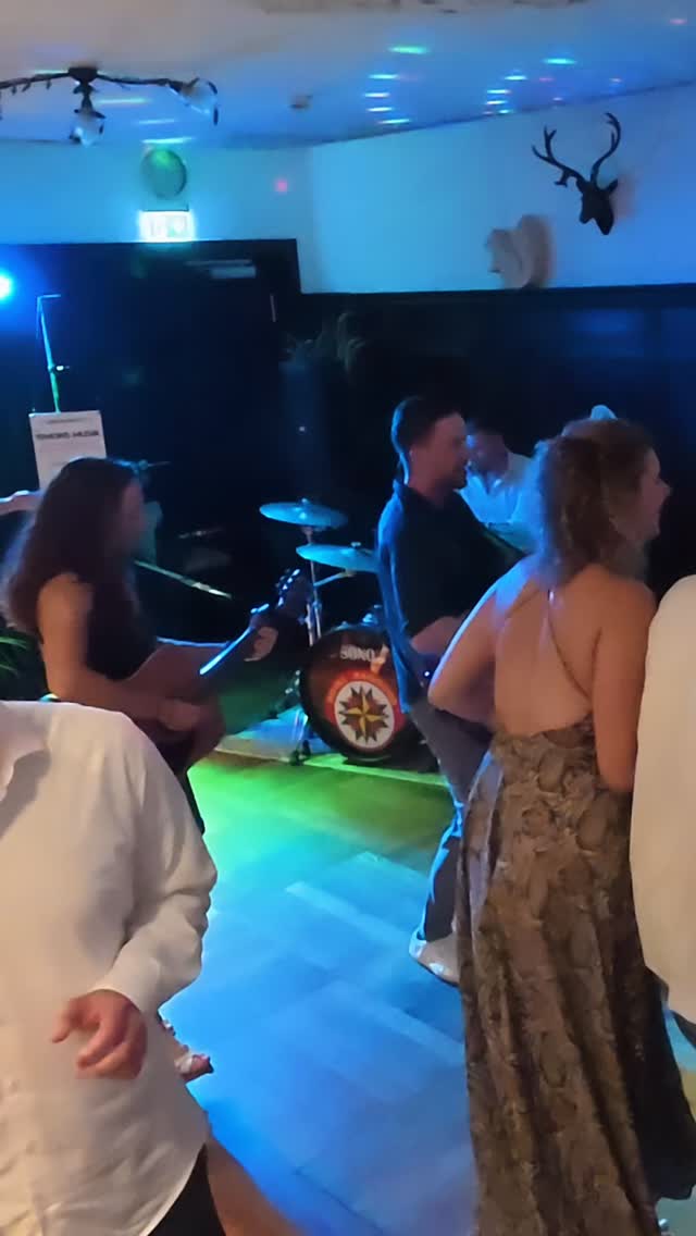 🔥 Mit @simonsmusik gibt’s keine Tränen, nur beste Stimmung und volle Tanzflächen 💃
#livemusik #simonsmusik #hochzeitsmusik #hochzeitsfeier #goodvibes