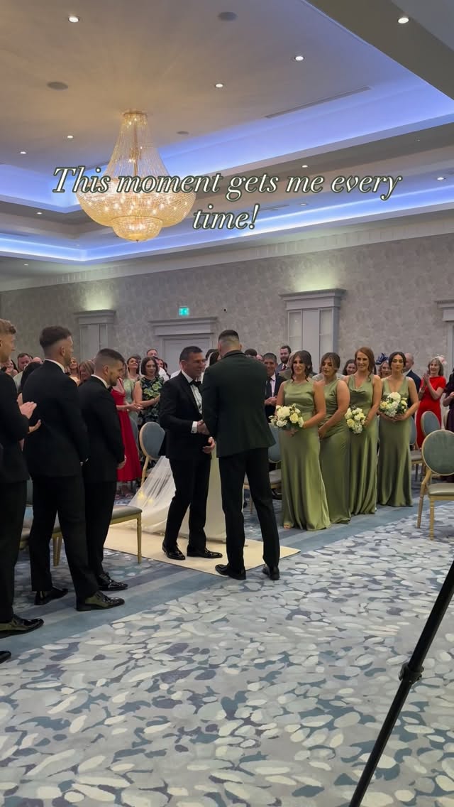 As the bride walks in, guests can’t help but cheer!! This beautiful song fills the room… and the emotion is overwhelming. Every ceremony deserves a live soundtrack ✨
Dreaming of a moment like this for your wedding? check availability via the link in bio 💛
#weddingsinger #weddingmusic #bridalentrance #irishweddings #liveweddingmusic