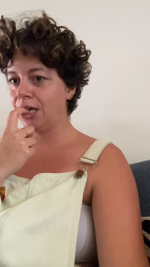 Je peux dire que cette année commence fort pour ma petite marque 🥲
Ce reportage ne montre pas tout le chemin parcouru❤️
Je voulais dire merci aux artisans lunetiers qui rendent ce projet possible ♥️
Et évidemment merci aux Opticiens et Opticiennes qui me font confiance et permettent à mes créations de voyager 🫶
Merci à mon entourage, avec qui j’ai pu avancer mes amis, et mes proches, qui me soutiennent encore aujourd’hui par tous les moyens possibles ! Les vraies se reconnaîtront ❤️
Et merci, les réseaux sociaux d’avoir pu me permettre de me faire connaître et de parler de cette cause du recyclage qui m’est si importante 😍
Que le chemin continu ♥️♥️