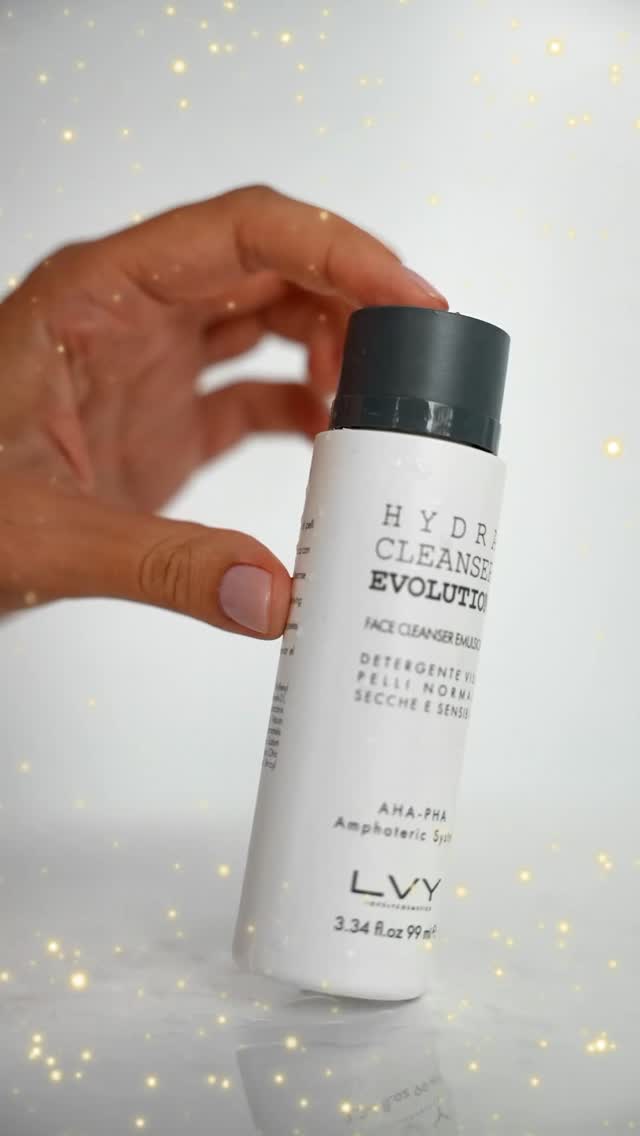 Nowy Rok z LVY Cosmetics
Drodzy,
Witając Nowy Rok, życzymy Wam, by każdy dzień był jak nowa odsłona pielęgnacji – pełen odkryć, równowagi i blasku.
Niech 2026 przyniesie Wam zdrowie, spokój i piękno, które płynie z troski o siebie.
Życzymy Wam odwagi, by słuchać potrzeb swojej skóry i serca, oraz radości z drobnych rytuałów, które budują harmonię.
Niech ten rok będzie czasem regeneracji, dobrych emocji i świadomej troski – o siebie i o innych.
Z wdzięcznością za kolejny wspólny rok,
Zespół LVY Cosmetics