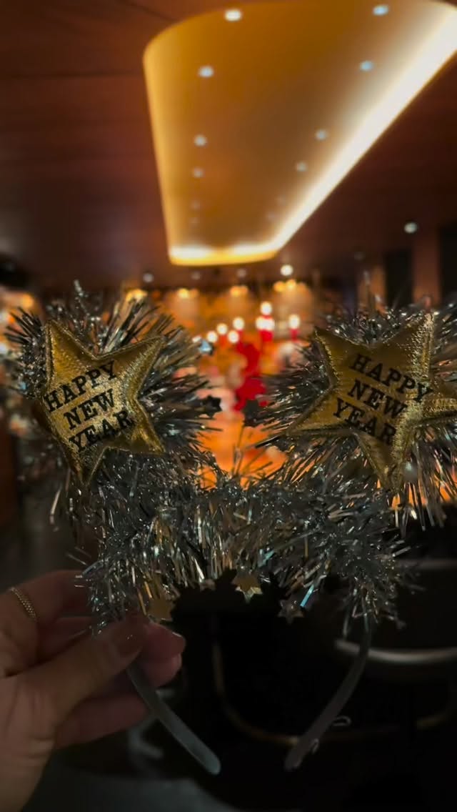 2025 was a year shaped by moments.✨🖤🤩
Evenings that started quietly and lasted longer than planned. Conversations at the bar, familiar faces and new ones that stayed.
The Lvdwig Bar lives through these moments – and through the people behind them.
Thank you to our guests who keep coming back.
Thank you to our partners.
And a heartfelt thank you to our team, who make every night what it is. 🫶🏼
We look back with gratitude and forward with excitement.
To new evenings, new conversations and many more moments at the Lvdwig Bar. ✨🥂🍾
Happy new year to everyone 🎆🖤
#lvdwigbar #cocktailbar #cocktailbarvienna #barsvienna #viennadrinks