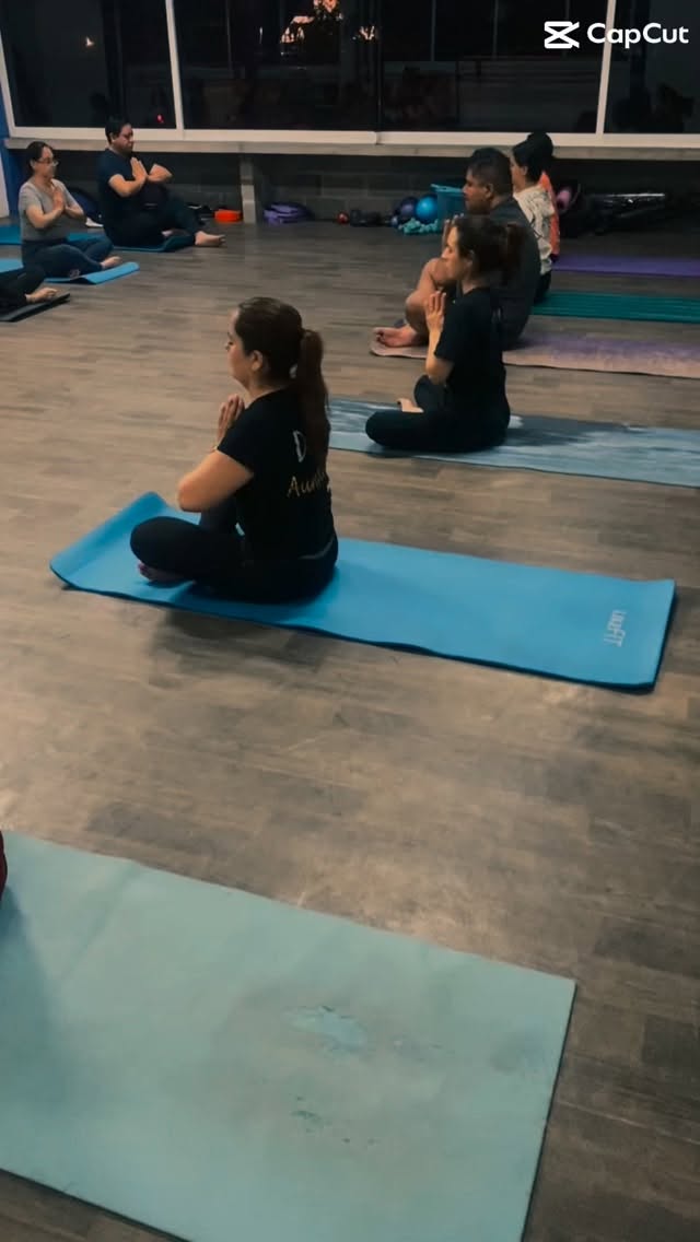 Veo el video y no me la creo! Jaja siempre seré mi más grande admirador, lo mucho que se ha expandido este sueño, el alcance que ha tenido y lo mucho que he crecido junto con el.
No me canso de agradecer primero a Dios y luego a todos ustedes por hacer posible todo esto. Qué me espera este 2026? #yoga #cdmx #newyear #2026