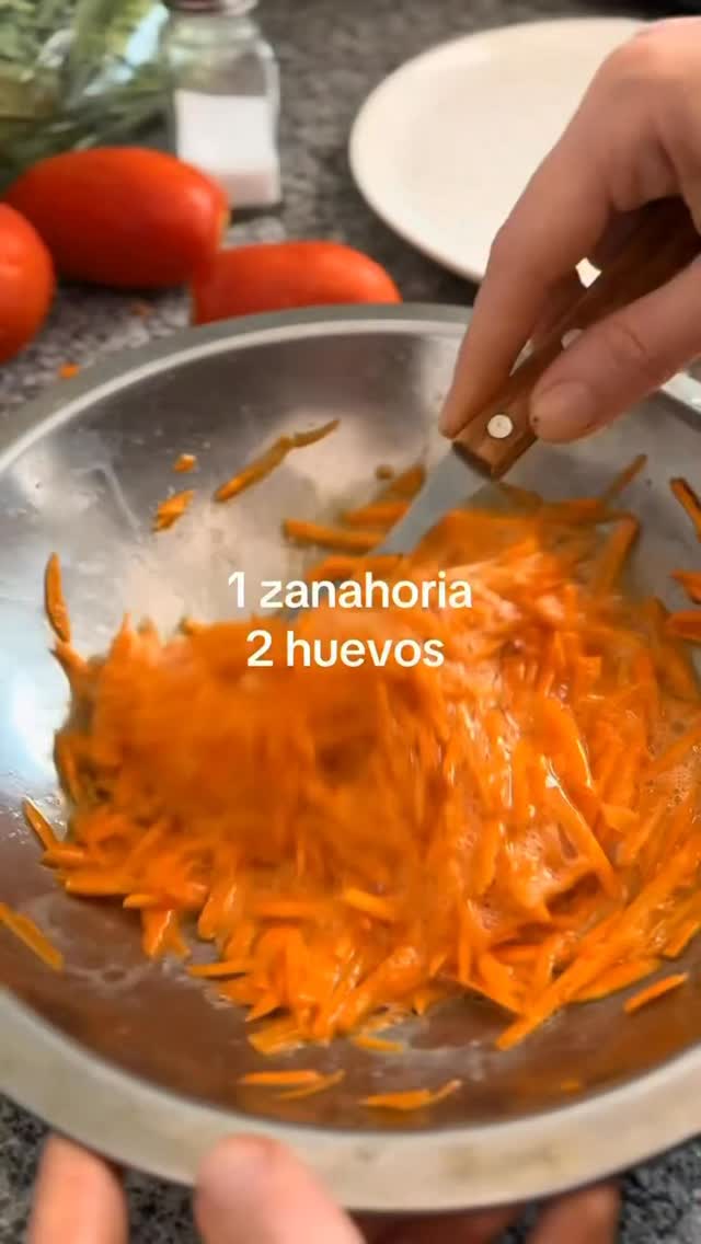 🥕 Tortilla de zanahorias: simple, nutritiva y deliciosa 💛 📹 Receta original de @victoriaaperozo1
Una opción perfecta para variar tus comidas, sumar verduras de forma fácil y disfrutar sin complicarte en la cocina 🙌
Ideal para almuerzos livianos, cenas rápidas o incluso como acompañamiento 🥗✨
📌 Guarda este reel para prepararla en la semana💪🏻
