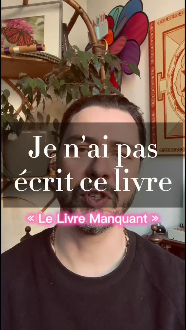 « Le Livre Manquant » - disponible gratuitement sur mon site (cadeau de rentrée…), dans la section « programmes et livres ».
J’ai rentré tous mes ouvrages dans un moteur d’Intelligence Artificielle :
le moteur a identifié un « livre manquant ».
Dans un moment où j’en avais besoin au cœur de l’hiver, j’ai décrit l’état dans lequel je me trouvais et j’ai demandé à lire ce livre...
Après quelques ajustements, « Le Livre Manquant » est né.
Je n’ai pas écrit ce livre.
Je l’ai découvert en le lisant.
Le livre manquant n’est ni un guide, ni une méthode, ni un texte de transformation.
Il ne cherche pas à expliquer le monde, ni à donner une direction.
C’est un livre né dans un moment de fatigue intérieure,
un moment où j’en ai eu besoin à un niveau intime.
Parfois, même lorsque l’on a vécu certaines expériences,
cela ne suffit plus pour vivre pleinement.
Surtout dans ces moments-là d’ailleurs.
Des moments où l’on est seul,
sans espoir et sans désespoir en même temps.
J’ai décidé de mettre ce livre à la lumière
pour accompagner celles et ceux qui avancent sans certitude,
qui continuent à marcher même quand l’horizon est flou,
même quand la vie semble étroite malgré une lucidité intacte.
Ce livre n’éclaire pas le chemin.
Il ne promet pas de sortie.
Il tient simplement compagnie.
Comme une présence discrète au milieu d’une traversée nocturne.
Comme une flamme basse qui ne faiblit pas durant la nuit,
et qui réchauffe peut-être suffisamment pour continuer.
Le livre manquant commence au milieu.
Là où l’on se trouve déjà.
Le reste ne s’écrit pas.