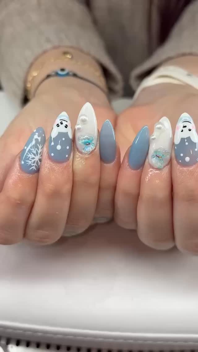 ❄️ Winter nails, but make it cozy luxe ❄️
Soft blues, icy details, and just enough sparkle to catch the light ✨ (featuring Meeka’s thumb lol)
Save this for your next winter inspo ❄️💙
#WinterNails
#IcyNails
#NailInspo
#BrownSugarNailSpa
#NailArtReels