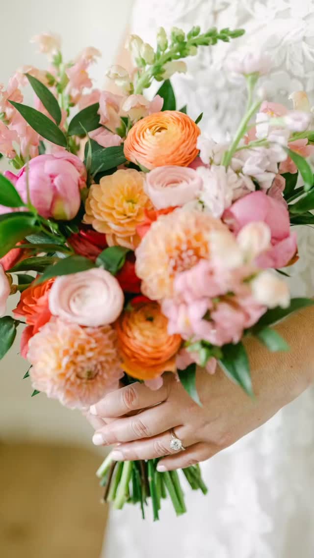 A look back at some of my favorite floral moments from 2025❤️ I’m grateful to work alongside a remarkable group of wedding vendors throughout our region to make these days so special. Whether it’s DJ’s, wedding planners, venue staff, bakers, photographers, videographers, makeup or hair artists and then some… so so lucky to work with some of the best.