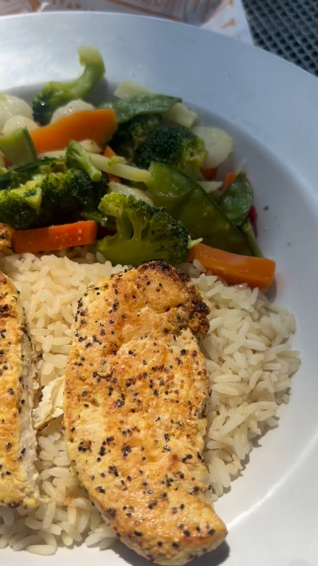 The key to hitting all of your New Year’s resolutions: The Grilled Finger bowl! 🔥🥦🐔 Two grilled fingers, white rice, broccoli, carrots, peppers, baby corn + White BBQ sauce! ✨😋