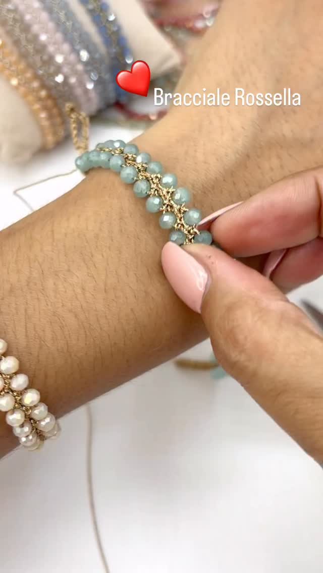 ❣️ Bracciale Rossella
Un progetto intramontabile semplice da realizzare.
Potete utilizzare tutte le misure di cristalli e filati @filieforme per realizzarlo!
Buona lavorazione!