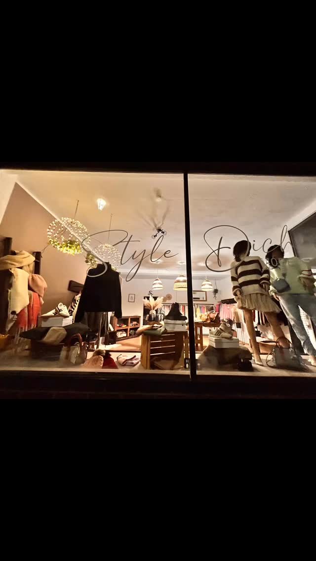 ✨ Danke für ein unvergessliches Jahr! ✨
Dieses Jahr war für uns unglaublich aufregend:
Wir haben unseren Laden eröffnet, ihr habt fleißig bei uns eingekauft, wir durften eine Modenschau erleben und an vielen tollen Märkten teilnehmen. 🛍️👗✨
Vor allem aber habt ihr uns immer wieder so großartig unterstützt, unseren kleinen Laden besucht und an uns geglaubt – dafür sind wir unendlich dankbar. 🤍
Wir hoffen, dass 2026 genauso besonders wird: mit neuen Ideen, neuen Märkten und neuen Kollektionen.
Wir wünschen euch einen guten Rutsch und einen wundervollen Start ins neue Jahr! 🥂🎆
Danke, dass ihr Teil unserer Reise seid.
💫💫💫
#smallbusiness #fashionstyle #styleinspiration #fashionblogger #modemachtglücklich