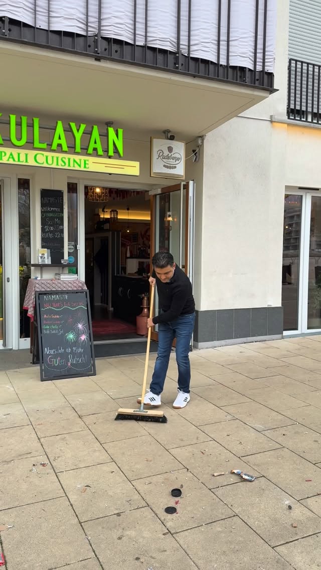 EINE FROHES NEUE JAHRE 2026 🥂🙏🙏❤️#happnewyear2026♥️🎆🎉✨🎈#nepalifood #frankfurt #messefrankfurt #europaallee