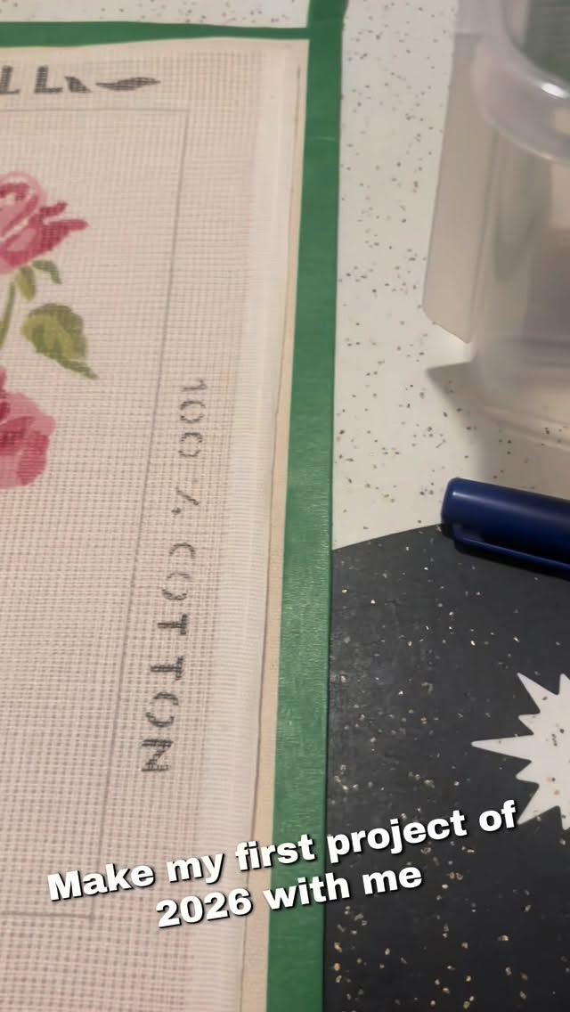 My first 2026 project! I like to start the year making something for myself …. This time a tote featuring a cross stitch pattern I thrifted ages ago
I used The Urban Tote Bag pattern by ImazzPaterns but modified A LOT including a key clip attached to the lining and 2 zipper pockets inside 🫡