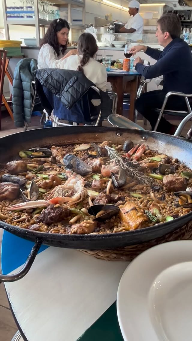 Paella can be incredibly beautiful, not just tasty👌🏼
#barcelona #paella #foodlover #foodtour #happiness