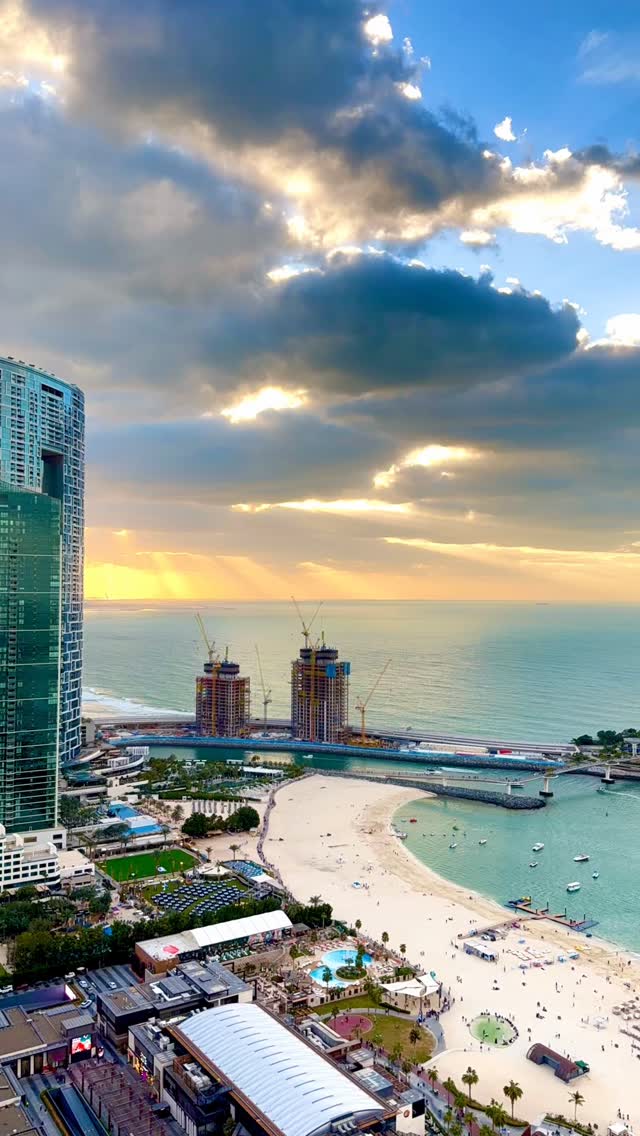 I captured the last sunset of 2025
The clouds moved, heavy with color, as if the sky was closing the distance. and the light slowly gave way to darkness.
No ending. No beginning.
Just a quiet shift