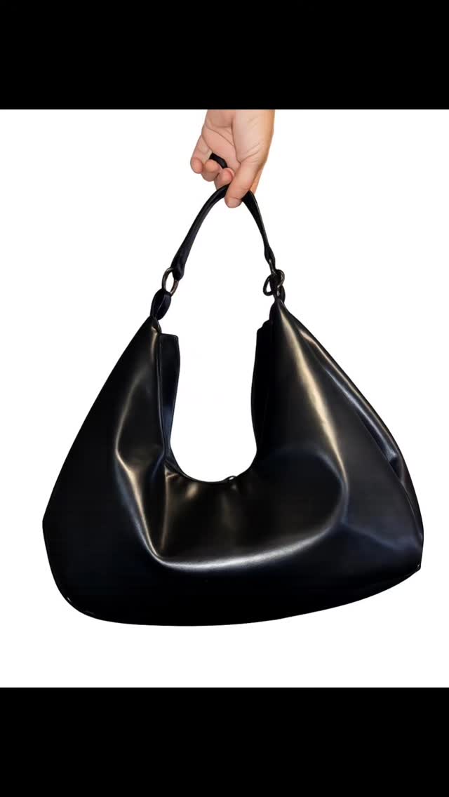 It was a Christmas gift for one of my daughters. I think what she imagined for a hobo bag became a beautiful reality. I'm always happy to create something special.
#hobobag #CUSTOMHOBOBAG #custombag #fauxleather #stylishbag