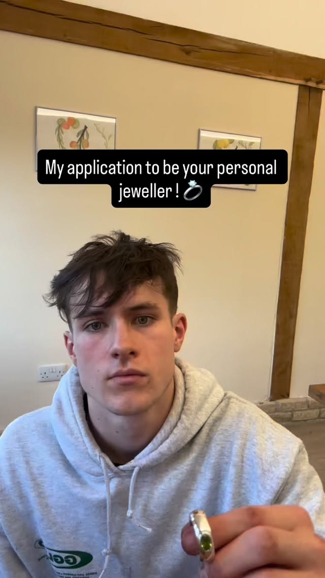 My formal application to be your personal jeweller 😂
.
.
.
#londonjeweller #customjewellery #diamonds