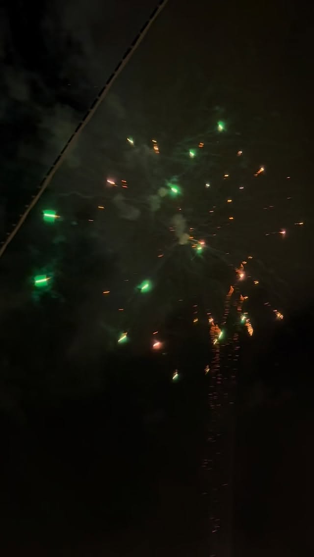 Ci sono serate che passano.
E serate che restano.
Capodanno a Piazza Margherita è stato fatto di sguardi, abbracci, musica, tavoli pieni e quell’energia che nasce solo quando le persone giuste si ritrovano nello stesso posto❤️
Un’atmosfera vera, vissuta fino in fondo.
Questa non era solo una festa.
Era il modo migliore per salutare un anno e iniziarne uno nuovo, insieme.🎇
Ma non è un punto di arrivo🏁
È l’inizio di qualcosa che vogliamo continuare a costruire: eventi curati, caldi, pensati per essere vissuti davvero🥂
Il Capodanno è passato.
Altri momenti stanno arrivando.
E noi non vediamo l’ora di condividerli con voi🫂. Stay Tuned✨ #capodanno #eventi #musica #festa #glutenfree