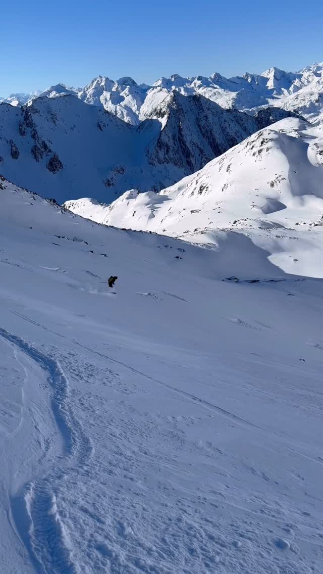 A Great Freind, a Classic Line, and epic snow (in the couliour😉) makes a great Day! Although conditions are not amazing there is some great skiing to do! Sometimes you just gotta pony up, put the running shoes in the backpack and walk 30 min home🤣
Snow is in the forecast so come join us for your own adventure! andermatt-guides.ch
#andermattguides @imholzsportandermatt @andermatt_sedrun_disentis @andermatt.official @ferienregionuri