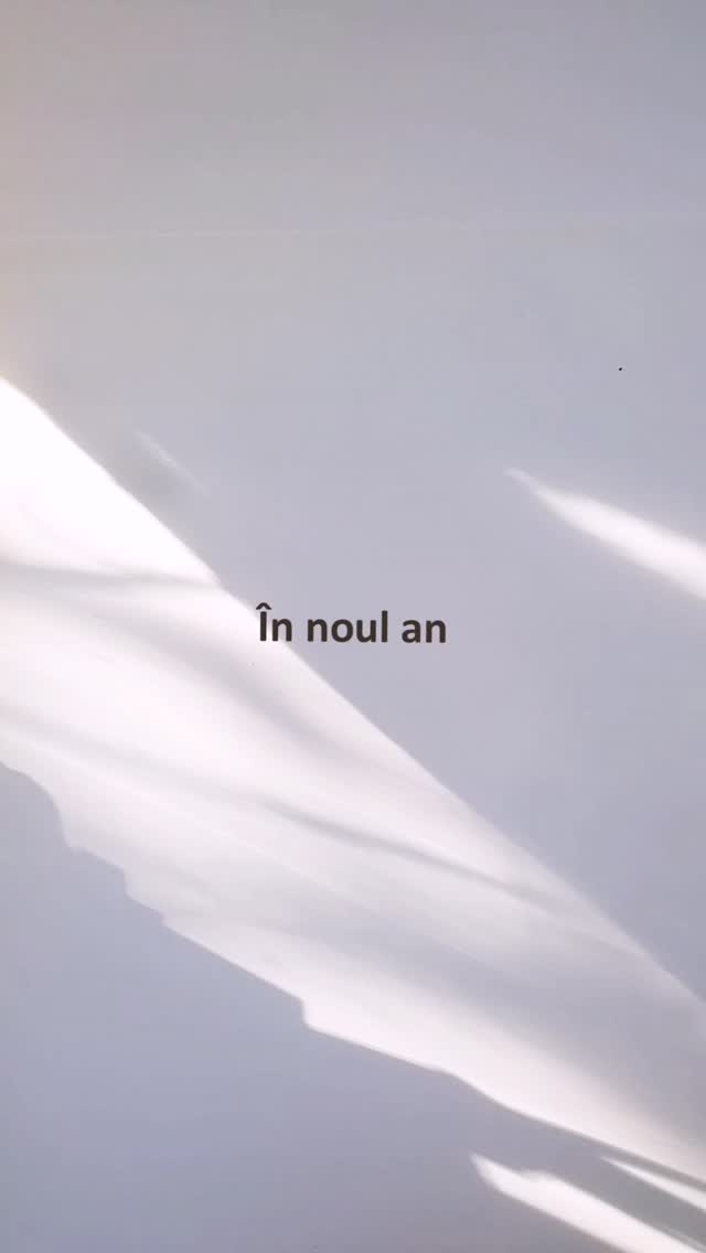 Jurnal de atelier. Să trăiți, să înfloriți, să îmbătrâniți ca un măr!
Printre sarmale cu ciuperci, prăjituri și pâine de casă am reușit, în vacanța asta, să termin și cele 12 ilustrații din seria "Inimă de (p)om".
A fost proiectul meu de suflet în 2025, și din păcate, așa cum se întâmplă adesea, sufletul a rămas mai la urmă...
A fost pe ultima sută de metri, ieri pe la 7 eu lucram la ilustrația cu măcăleandru pentru decembrie. Intru în anul nou fără datorii față de mine. Și sper că și voi, iar în 2026, să ne punem inima înainte de toate 🤍
Le voi transforma, în curând, într-un calendar pe membrii Patreon, dar și pentru alți doritori dacă sunt. Îmi puteți scrie în privat.
#inimadepom #2026 #calendar