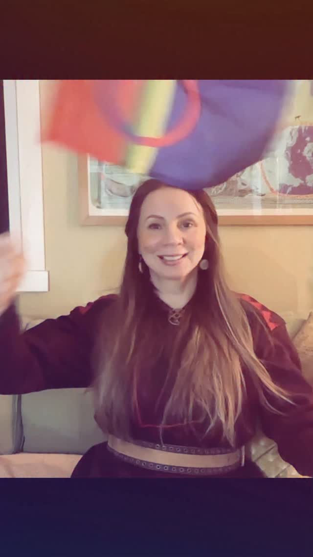 This year has been a life changing year for me! ✨ I appreciate all the relations I have strengthened and built in 2025, and all the great places I was able to share my art and cultural knowledge 🌍🎶. I have been travelling around the US, Canada, and even visited Hawaii this year and met so many interesting people, formed friendships and seen how descendants of Sámi people live over there. I also went to Bucharest again 🇷🇴 for an event by the Norwegian Embassy, participated in the Sami Song contest Sámi Grand Prix once again 🎤—this time with Elin & The Woods feat. Jörgen Stenberg 🌲, I got to present an award at Spellemannsprisen (Norwegian Grammies) 🏆, yoiked live the official song for Alpine VM in Narvik 2029 ⛷️, and shared some of my music at events arranged by Sameforeningen i Stockholm, Barents Winter Games, Trondheim Middelalderfestival, Nordic Black theatre: Blårollinger, Chrisfestivalen, Lakselv Sameforening, and Veidnes Fiskeforening 🎵. - And even got me a new yoik mentor in Ànde Somby!
I always have plans for the year, but the year never goes fully as planned, and here we are in 2026 - 2025 turned out to be a big of a surprise as any other year. I have gained new perspectives on life itself through my travels 🌄, and my goals for the next year are easy: I want to do what is easy and makes me feel fulfilled. 💫❤️
#newyearnewopportunities #samimusic #Sapmi #indigenous