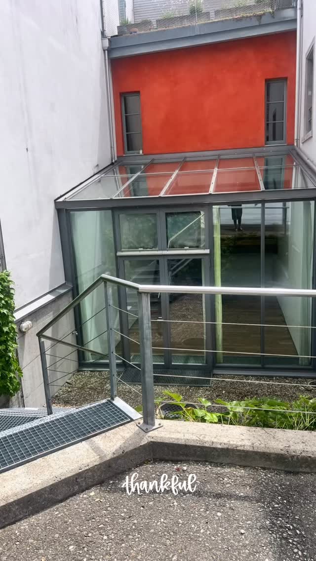 2025 war ein Jahr voller Entwicklung, mutiger Schritte, Begegnungen und leiser Momente des Innehaltens.
Ich bin dankbar für alles, was wachsen durfte – und für jede Person, die Teil davon war.
Für 2026 wünsche ich uns allen Leichtigkeit, Gesundheit, Vertrauen in den eigenen Weg und viele kleine wie grosse Glanzmomente.
Auf ein neues Jahr voller Herzensprojekte, Verbundenheit und Zuversicht.
#jahresrückblick
#dankbarkeit
#neuanfang
#2026
#herzensprojekt
#selbstständig
#kleinesbusiness
#handgemacht
#achtsamkeit
#ruhefinden
#vertrauen
#glanzmomente
#vivescam
#atelierliebe
#schweizerlabel