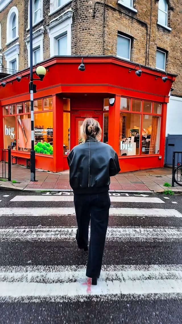 2025 Highlights..
A year of showing up, building, and enjoying the process where possible.
Staying in tonight after a full day of shooting content for January.
New Year’s Day will be about getting organised before welcoming my first client of 2026 on Monday.
Grateful and ready.
#ahandwithproperty #propertyfinder #2025
#2025highlights