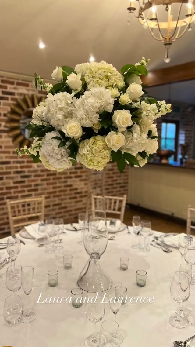 Massive congrats to Laura and Laurence on their Christmas wedding at Mulberry House yesterday #mulberryhousewedding #essexweddingflowers #essexweddingflorist #mulberryhouse #mulberryhousebride