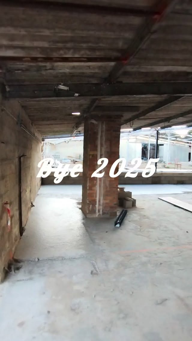 L’année 2025 a été pour moi une année de grands changements professionnels : la création et l’ouverture de mon entreprise 🤩
Ça a été une période intense aussi bien physiquement que moralement, mais nous avons réussi à créer un hôtel pour chats encore plus beau que ce que j’avais imaginé !
Une année faite de haut et de bas, sur le plan personnel comme professionnel mais dont l’issue est pleine de promesses 🤞
L’aventure ne fait que commencer et j’ai hâte de découvrir ce que 2026 nous réserve 🍀
Je vous souhaite à tous une année douce et qu’elle puisse apporter ce que vous désirez ✨
#aixenprovence #larecreduchat #pensionpourchats #aixmaville #hotelpourchats