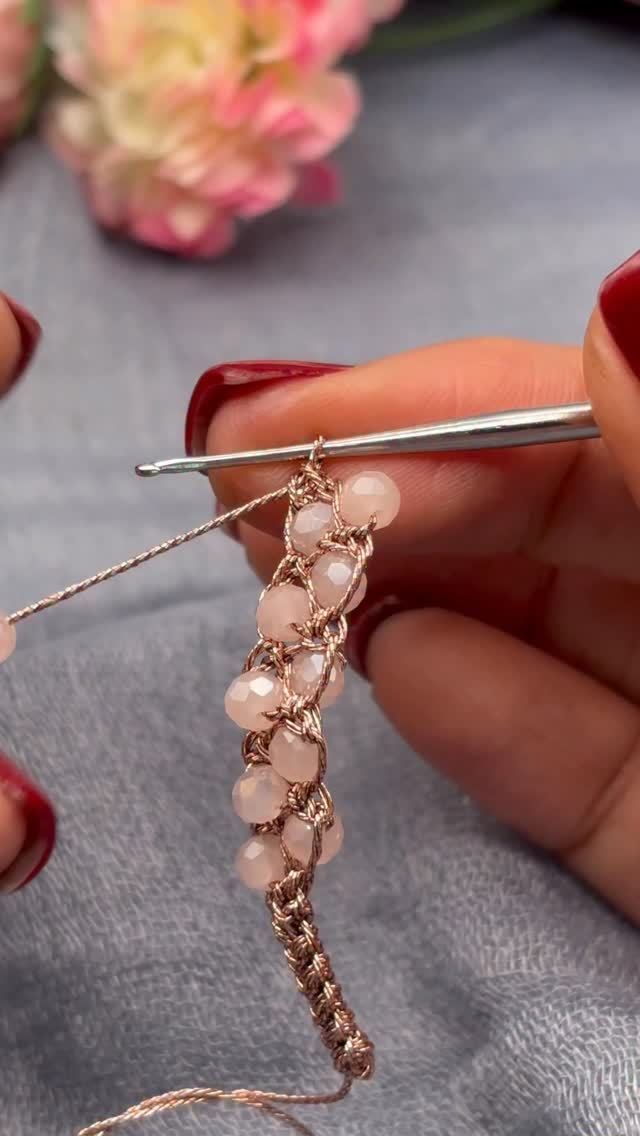 Bracciale VIVIEN (anno 2022)
Ecco da vicino il passaggio fondamentale per realizzarlo!☺️
#crochet #uncinetto #filatogioiello #tonbonbijoux #filieforme