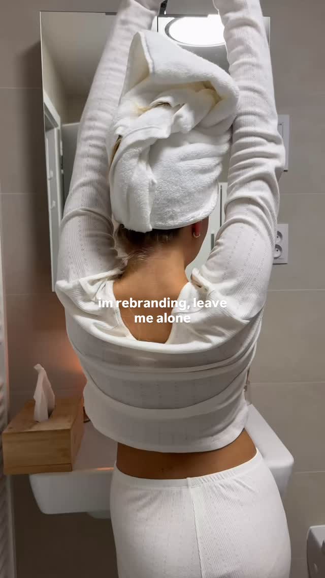 Happy day 1 of the Literally Just Girls ✨reset challenge ✨ for the next 7 days we’re choosing ourselves, simply & intentionally. Join us in completely one ritual for the MIND, for the BODY & for the SOUL 🧖🏻♀️
Our morning routine looked like this — shower and self care time after a morning workout, red light therapy & reading 10pgs!
#literallyjustgirls #resetchallenge #morningroutine #levelup #girlypop