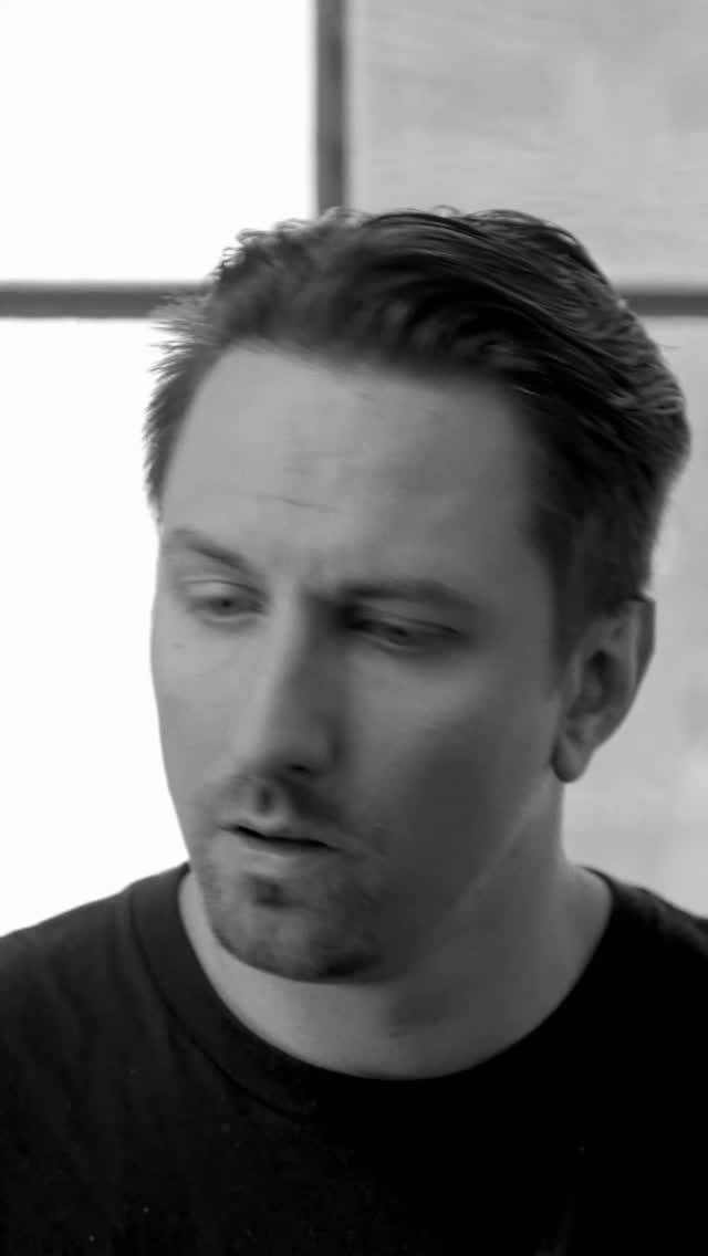 So hat mich Tim erlebt: fokussiert, zuverlässig, leistungsfähig.
Und doch immer mit etwas, das niemand sehen wollte. 🍷
„Ich konnte mir nicht vorstellen, dass jemand so gut funktionieren kann.“
Tim Wickart, ehemaliger Weggefährte aus der Musikindustrie, gab mir 2011 eine riesige Chance.
Dass hinter dem Funktionieren längst ein Problem wuchs, blieb unsichtbar.
Meine Geschichte steht nicht nur für mich.
Sie steht für all jene, die funktionieren – und dabei langsam verschwinden.Zeit, genauer hinzuschauen. 🖤
📕 Jetzt vorbestellen bei @exlibris_ch
🗓 VÖ: 03.02.2026
📸 Video by @florianstauber
#BelichtetUndBenebelt #Buch #Sucht #Alkohol #stigma