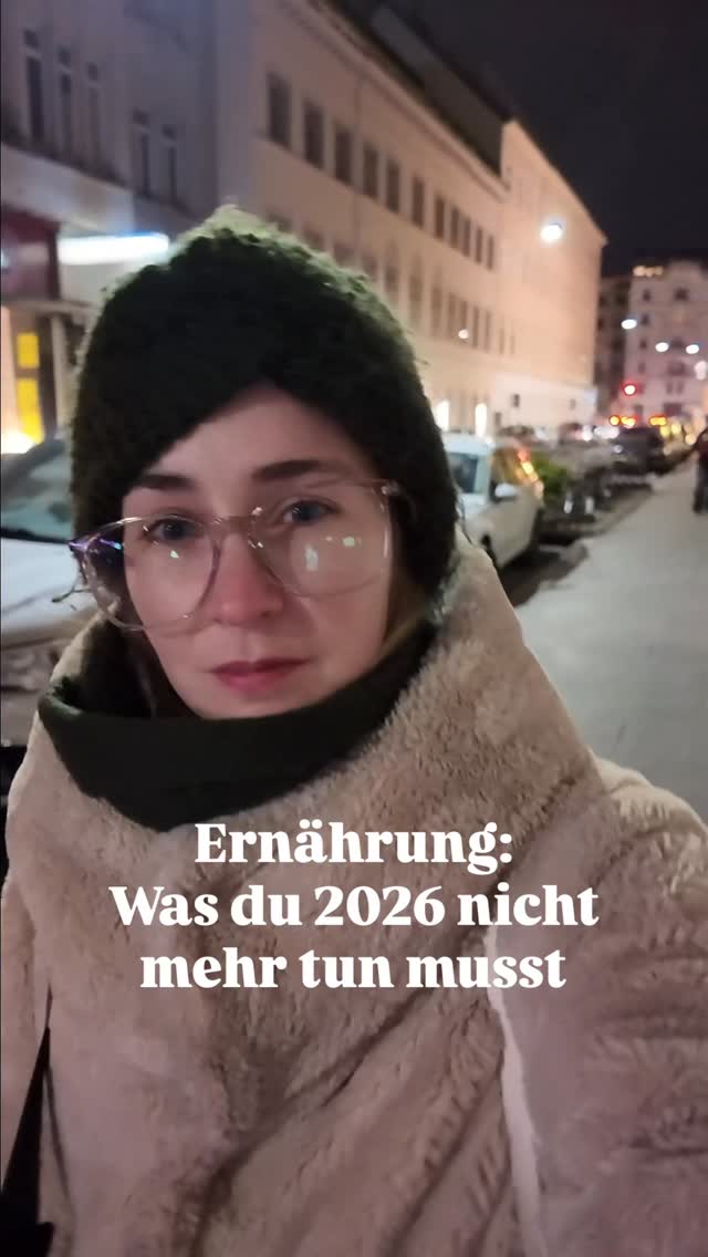 - Auf Kohlenhydrate verzichten. Laut deutscher / österreichischer Ernährungsgesellschaft sollten sie >50% deiner Ernährung ausmachen.
- Eine Protein-Fastendiät machen - du wirst das abgenommene Gewicht mit hoher Wahrscheinlichkeit wieder zunehmen und im Nachhinein dicker und kränker sein.
- Generell fasten: für viele ist das der größte Antreiber für abendlichen Heißhunger.
- Diese teure Influencer:innen-Saftkur machen. Osmotischen Durchfall bekommst du deutlich billiger im Supermarkt.
- Abnehmen, um dich besser zu fühlen. Dein Selbstwert bleibt dann sehr fragil - langfristig wohl & wertvoll fühlen ist ein Inside-Job.
Was du stattdessen machen kannst:
- @ernaehrungsrevolution folgen, um Frieden mit dem Essen und deinem Körper zu schließen
- Beim Food Freedom Programm teilnehmen, es startet am 15.1., nur noch 3 Plätze frei
Worauf sollten wir 2026 noch verzichten?
#proteinfasten #fasten #abnehmen2026