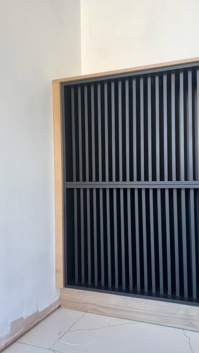 The sample stand is finally taking shape 🙌
Housing over a hundred different kitchen doors, it’s now in place in the showroom and already making a huge difference to the design process.
It’s still very much a work in progress, but being able to properly see, feel, and compare finishes all in one place is a big step forward.
Another milestone for the new showroom — with more to come.
⚒️ - @sj_building_ltd
📸 - @erp_emilyrosephotography