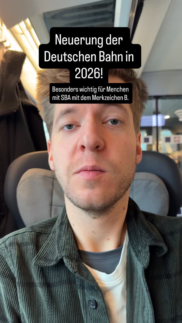 Neuerung bei der Bahn in 2026! 🥳
Das Jahr 2026 fängt an und wir sind wieder unterwegs. Bisher habe ich immer bei der DB angerufen und dort dann Sitzplätze für mich und meine Begleitung gebucht. (Auch da schon kostenlos) jetzt geht das ganze aber bequem und schneller online. Ich erkläre, wie das funktioniert. Wichtig: das Ganze ist nur für Menschen mit einem Schwerbehindertenausweis und dem Merkzeichen B möglich. Anrufen könnt ihr aber trotzdem auch weiterhin. Ich finde die Onlinebuchung aber deutlich entspannter. Auch wenn ich die netten Gespräche sicherlich vermissen werde. 😅
Also ein großes Lob an @deutschebahn !🚂
P.S. Ich musste die Bahn App einmal aktualisieren, damit ich den Filter Schwerbehindertenausweis mit Merkzeichen B sehen und nutzen konnte!
Videobeschreibung: Alex sitzt mit einem grünen Hemd in einem ICE und spricht direkt in die Kamera. Er hat sein Handy vor sich liegen und tippt darauf herum.